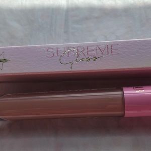 Jeffrey Star Supreme Gloss in Mannequin with two Clinique make up bags